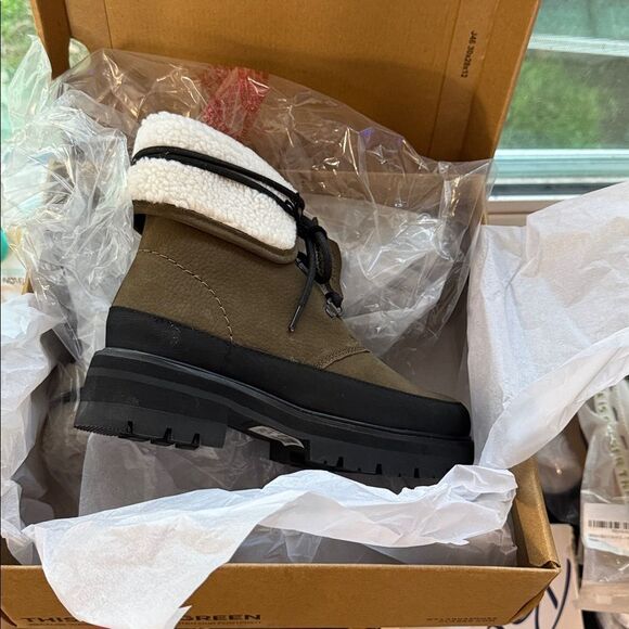 Clark’s Women's Tan Winter Boots - Picture 2 of 2